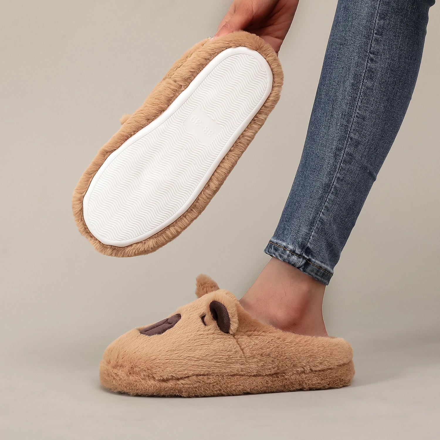 A Pair of Brown Plush Kapibara Animal Patterns, Furry Home Soft Soles, Comfortable Furry Slippers, Cute, Warm and Non-Slip Indoor Slippers for Men and Women, Lightweight, Silent and Comfortable Shoes, the First Choice for Hol