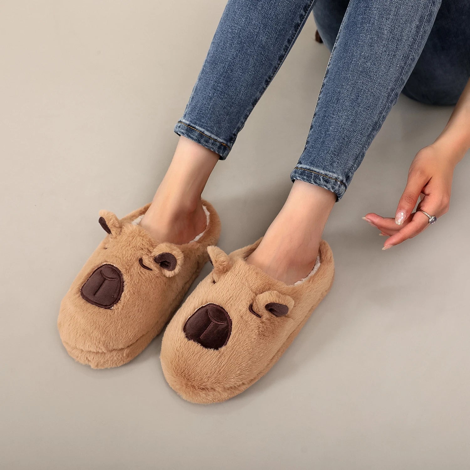A Pair of Brown Plush Kapibara Animal Patterns, Furry Home Soft Soles, Comfortable Furry Slippers, Cute, Warm and Non-Slip Indoor Slippers for Men and Women, Lightweight, Silent and Comfortable Shoes, the First Choice for Hol