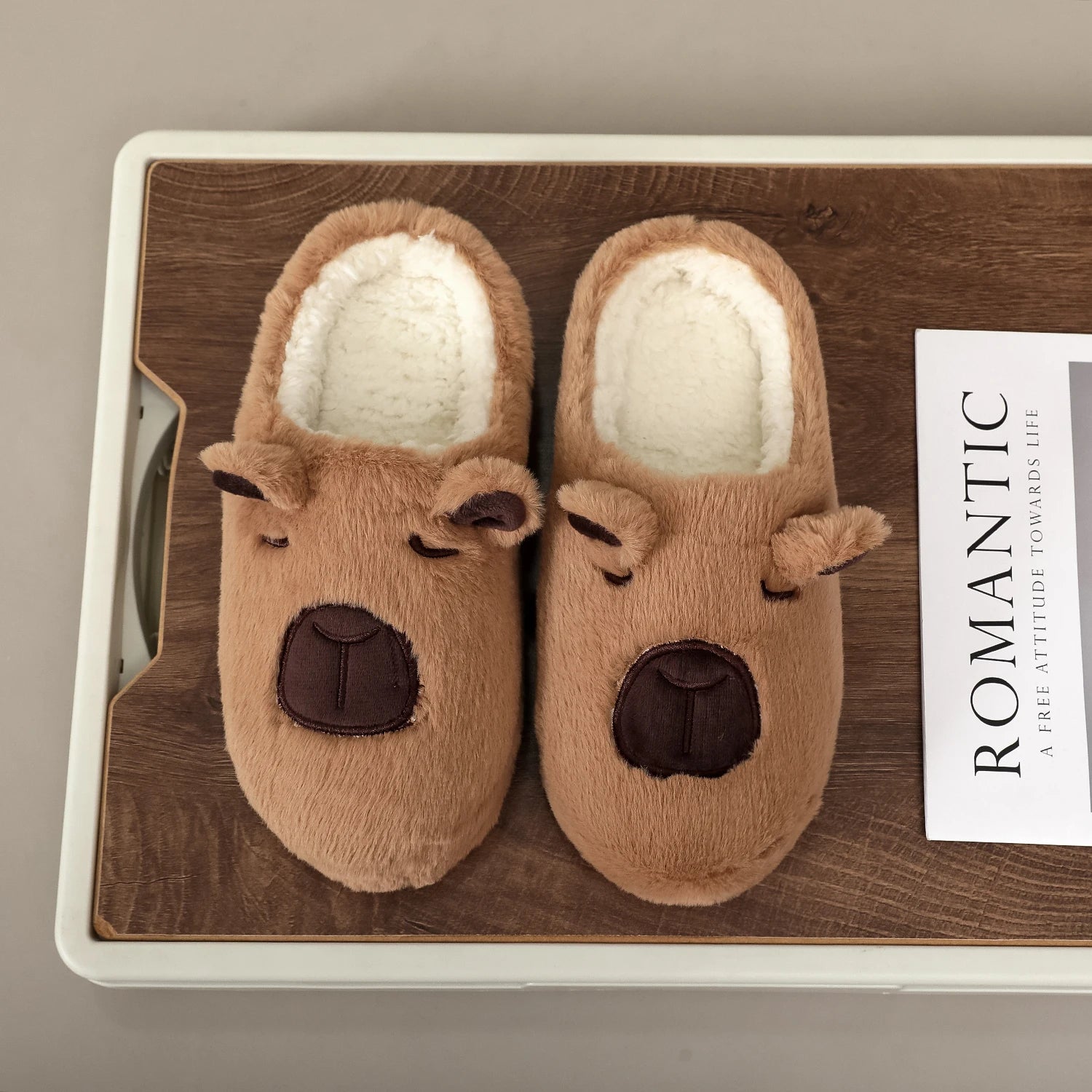 A Pair of Brown Plush Kapibara Animal Patterns, Furry Home Soft Soles, Comfortable Furry Slippers, Cute, Warm and Non-Slip Indoor Slippers for Men and Women, Lightweight, Silent and Comfortable Shoes, the First Choice for Hol